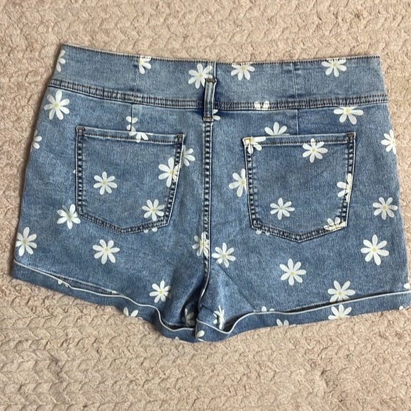 Size 21 Juniors Corset Waist Denim Daisy Shorts - Picture 5 of 8